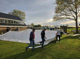Opbouwen tent op sportpark 'Het Springer' (maandag 29 april 2024) (13/41)